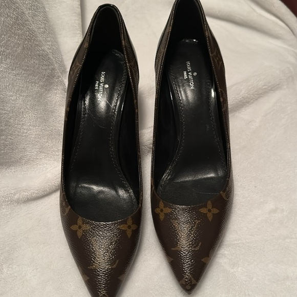 Perfect work pumps Louis Vuitton, shiny patent leather in the back iconic - Picture 2 of 6